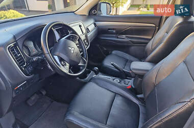Позашляховик / Кросовер Mitsubishi Outlander 2013 в 