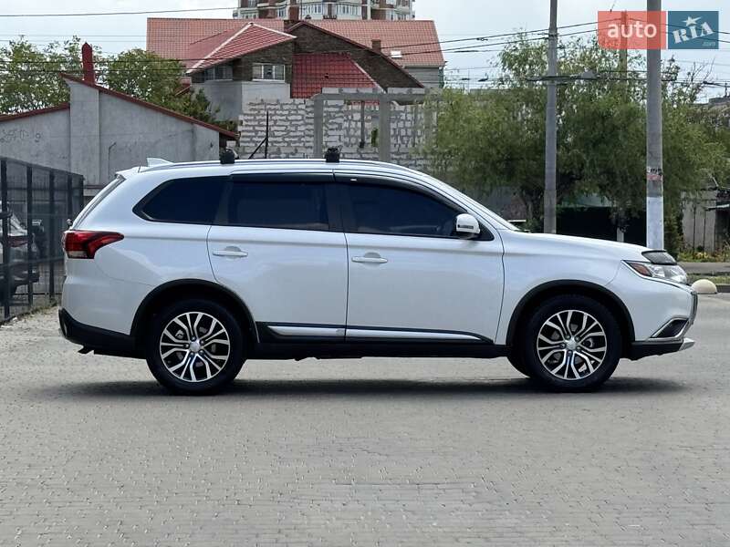 Внедорожник / Кроссовер Mitsubishi Outlander 2016 в Одессе
