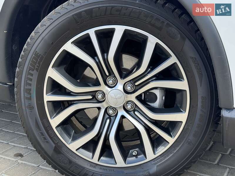Внедорожник / Кроссовер Mitsubishi Outlander 2016 в Одессе
