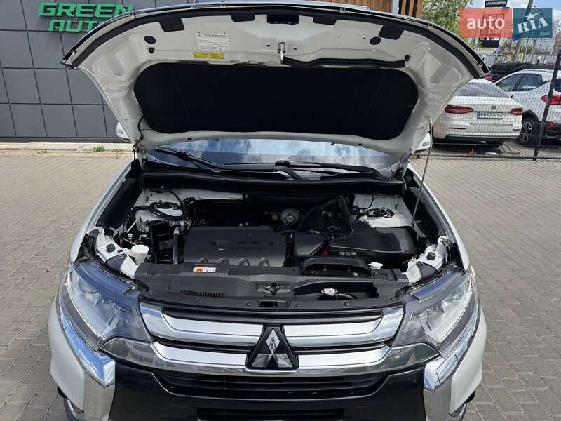 Внедорожник / Кроссовер Mitsubishi Outlander 2016 в Одессе