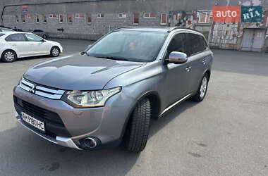Внедорожник / Кроссовер Mitsubishi Outlander 2015 в Житомире
