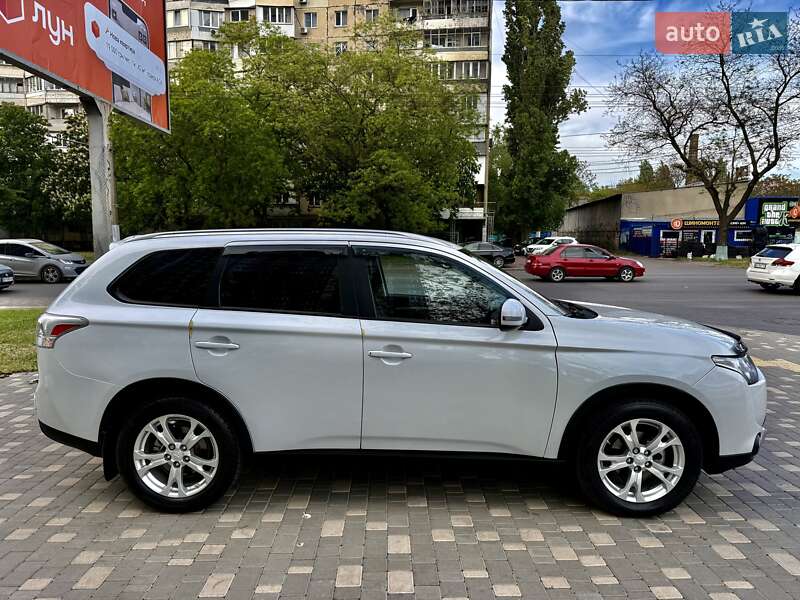 Позашляховик / Кросовер Mitsubishi Outlander 2015 в Одесі