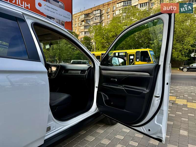 Позашляховик / Кросовер Mitsubishi Outlander 2015 в Одесі