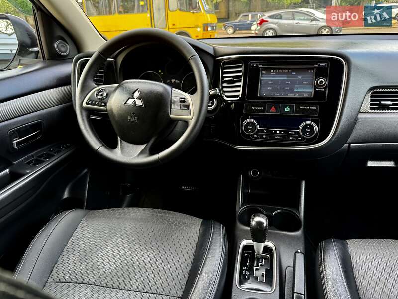 Позашляховик / Кросовер Mitsubishi Outlander 2015 в Одесі