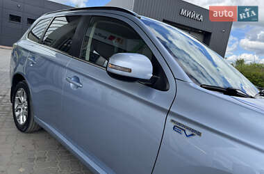 Внедорожник / Кроссовер Mitsubishi Outlander 2014 в 
