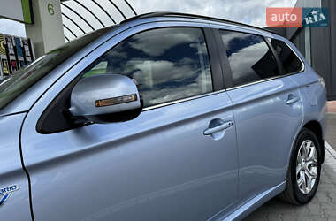 Внедорожник / Кроссовер Mitsubishi Outlander 2014 в 