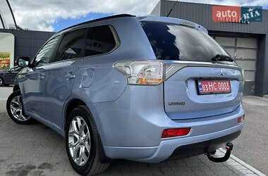 Внедорожник / Кроссовер Mitsubishi Outlander 2014 в 