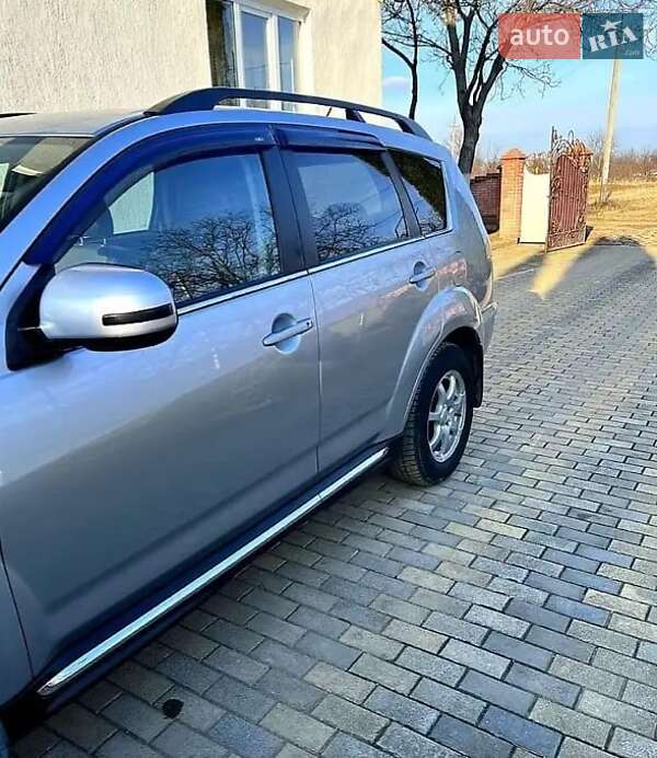 Позашляховик / Кросовер Mitsubishi Outlander 2011 в Мілієве