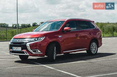 Позашляховик / Кросовер Mitsubishi Outlander 2018 в 