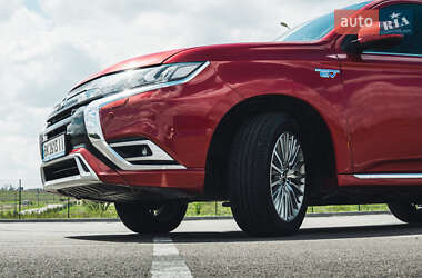 Позашляховик / Кросовер Mitsubishi Outlander 2018 в 