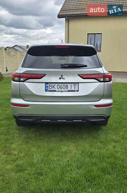 Внедорожник / Кроссовер Mitsubishi Outlander 2023 в 