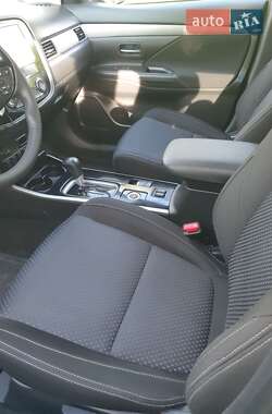 Внедорожник / Кроссовер Mitsubishi Outlander 2016 в 