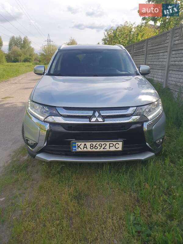 Внедорожник / Кроссовер Mitsubishi Outlander 2016 в 