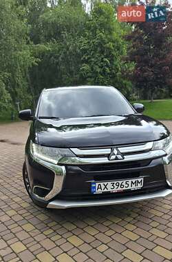 Внедорожник / Кроссовер Mitsubishi Outlander 2016 в 