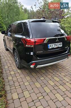 Внедорожник / Кроссовер Mitsubishi Outlander 2016 в 