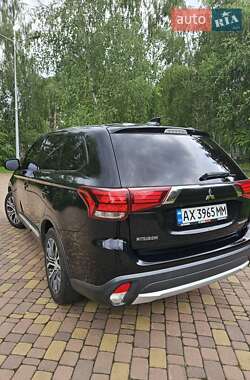 Внедорожник / Кроссовер Mitsubishi Outlander 2016 в 
