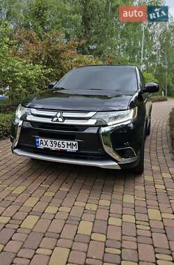 Внедорожник / Кроссовер Mitsubishi Outlander 2016 в 