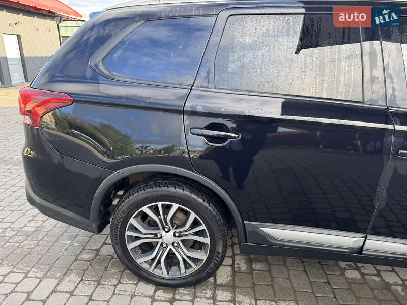 Внедорожник / Кроссовер Mitsubishi Outlander 2016 в Яремче