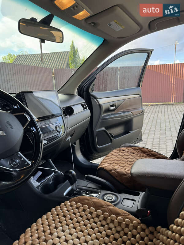 Внедорожник / Кроссовер Mitsubishi Outlander 2016 в Яремче