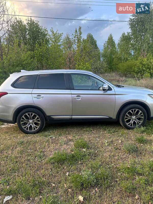 Внедорожник / Кроссовер Mitsubishi Outlander 2017 в Киеве