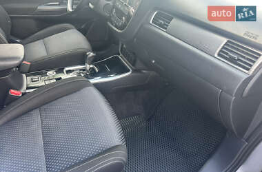Внедорожник / Кроссовер Mitsubishi Outlander 2018 в 