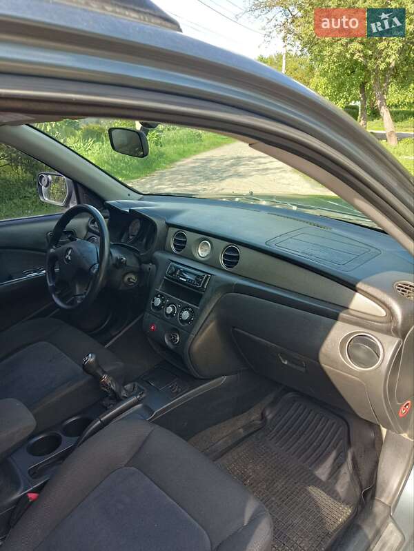 Позашляховик / Кросовер Mitsubishi Outlander 2003 в Харкові
