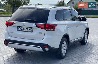 Внедорожник / Кроссовер Mitsubishi Outlander 2021 в 