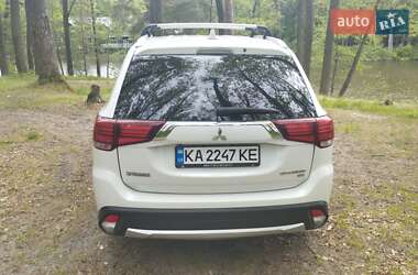 Позашляховик / Кросовер Mitsubishi Outlander 2017 в 