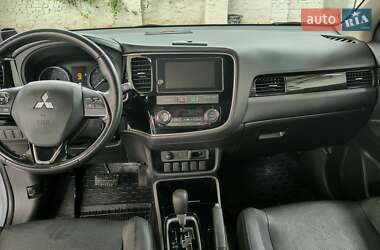 Внедорожник / Кроссовер Mitsubishi Outlander 2017 в 