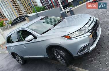 Внедорожник / Кроссовер Mitsubishi Outlander 2017 в 
