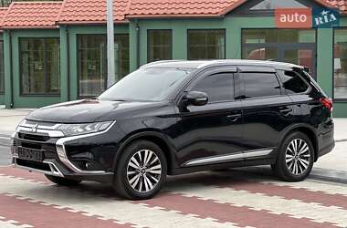 Внедорожник / Кроссовер Mitsubishi Outlander 2021 в 