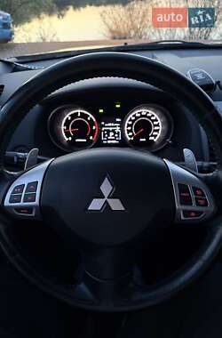 Внедорожник / Кроссовер Mitsubishi Outlander 2010 в 