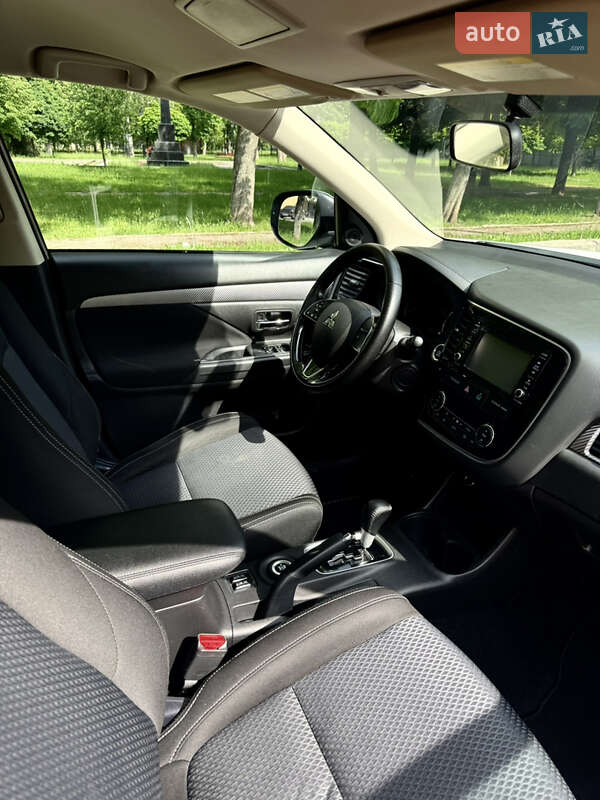 Позашляховик / Кросовер Mitsubishi Outlander 2016 в Харкові