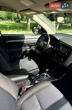 Внедорожник / Кроссовер Mitsubishi Outlander 2016 в 