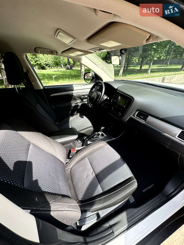 Позашляховик / Кросовер Mitsubishi Outlander 2016 в Харкові