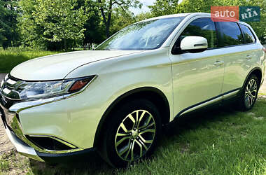 Внедорожник / Кроссовер Mitsubishi Outlander 2016 в 