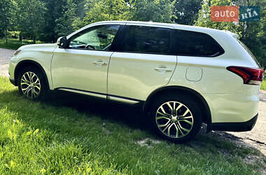 Внедорожник / Кроссовер Mitsubishi Outlander 2016 в 