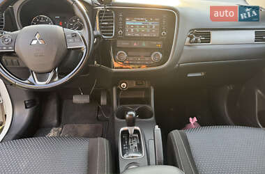 Внедорожник / Кроссовер Mitsubishi Outlander 2016 в 