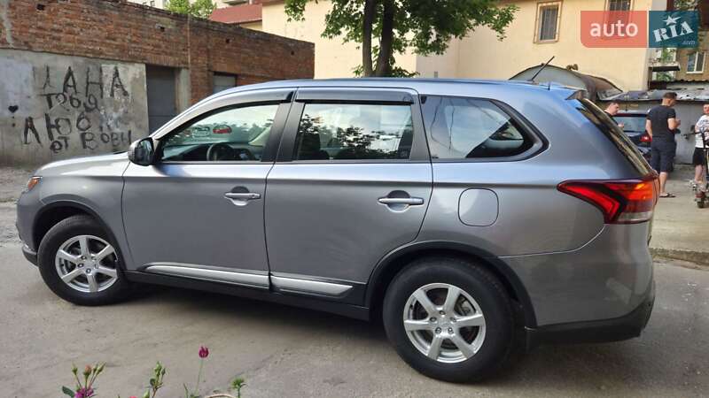 Позашляховик / Кросовер Mitsubishi Outlander 2016 в Харкові