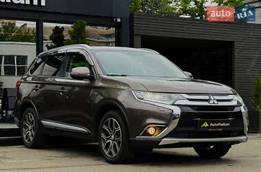 Позашляховик / Кросовер Mitsubishi Outlander 2015 в 