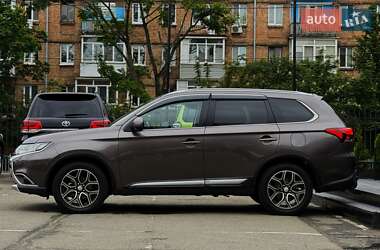 Позашляховик / Кросовер Mitsubishi Outlander 2015 в 