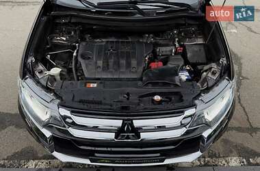 Позашляховик / Кросовер Mitsubishi Outlander 2015 в 