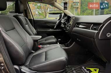 Позашляховик / Кросовер Mitsubishi Outlander 2015 в 