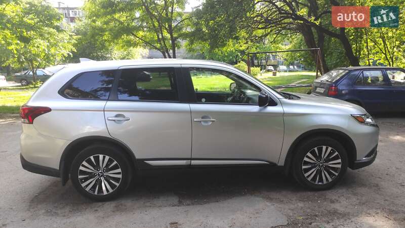 Внедорожник / Кроссовер Mitsubishi Outlander 2019 в Черкассах