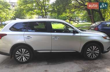 Внедорожник / Кроссовер Mitsubishi Outlander 2019 в 
