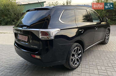 Позашляховик / Кросовер Mitsubishi Outlander 2013 в 