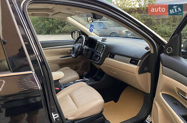 Позашляховик / Кросовер Mitsubishi Outlander 2013 в 