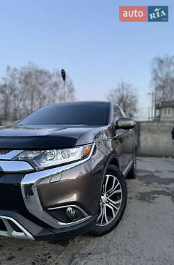 Внедорожник / Кроссовер Mitsubishi Outlander 2019 в 