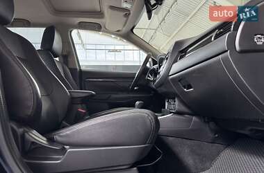 Внедорожник / Кроссовер Mitsubishi Outlander 2018 в 