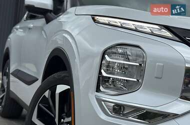 Позашляховик / Кросовер Mitsubishi Outlander 2022 в 